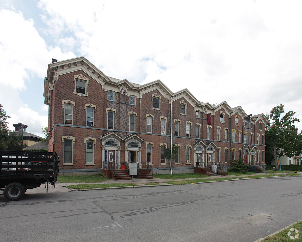 Primary Photo - Plant Street Apartments