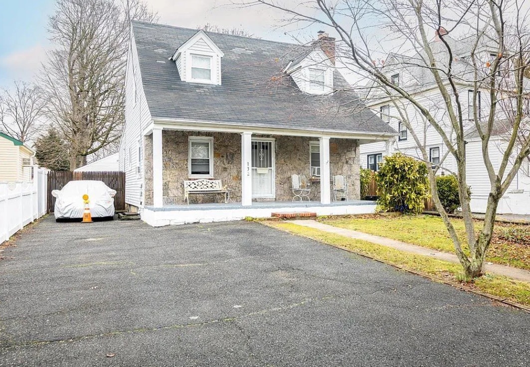 Primary Photo - 132 Pearsall Ave
