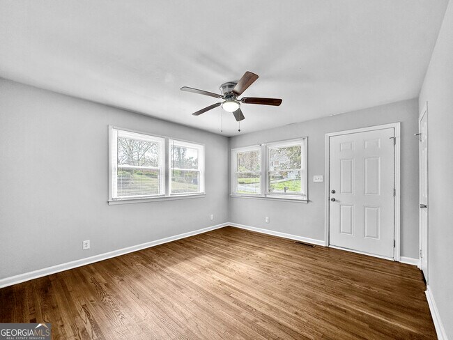 Building Photo - 440 Dartmouth Dr SW