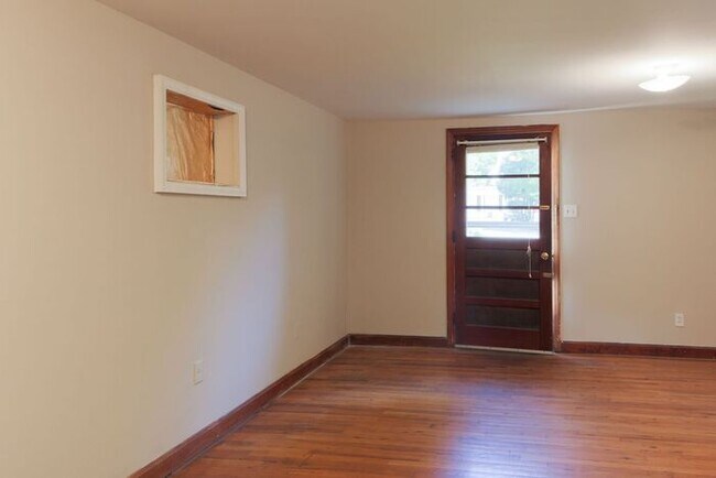 Building Photo - Apartment in Historic Hillsborough
