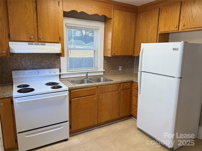 Foto del edificio - 445 Reynolda Dr