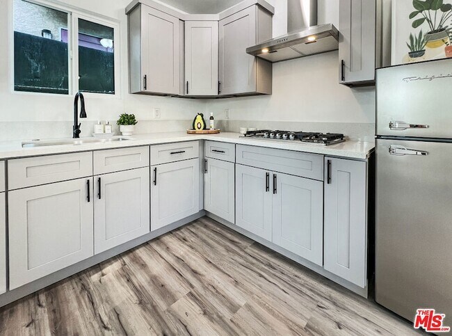 Foto del edificio - 8946 Bryson Ave