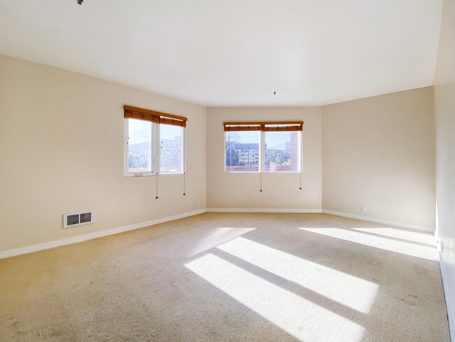 Foto del edificio - 6400 Christie Ave