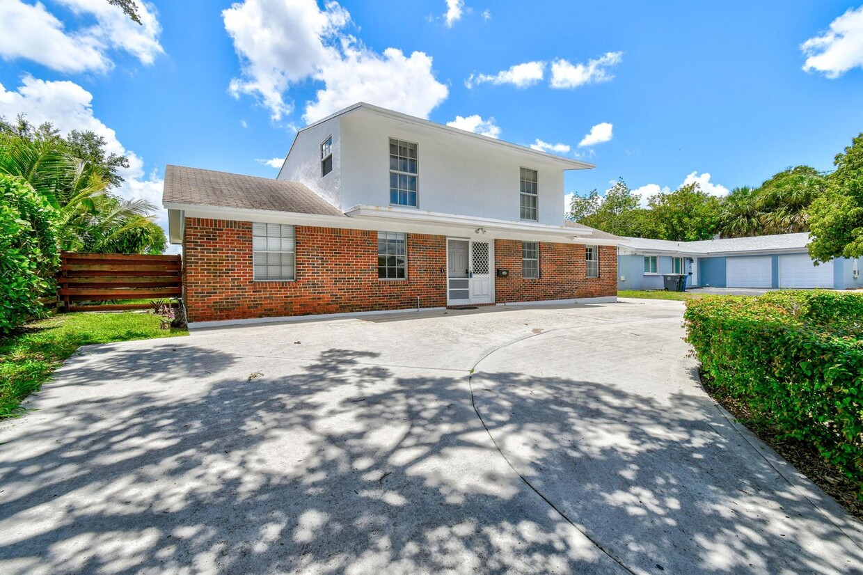 Primary Photo - 814 Poplar Dr