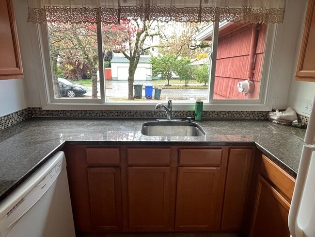 Building Photo - 3-Bedroom Home in NE Portland!
