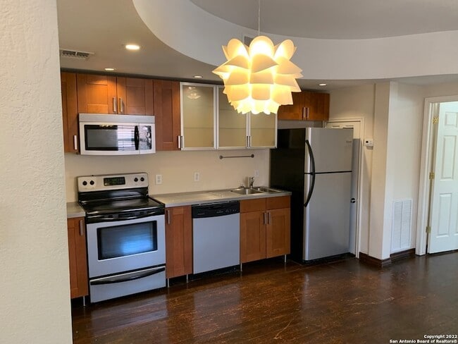 Foto del edificio - 810 E Ashby Pl