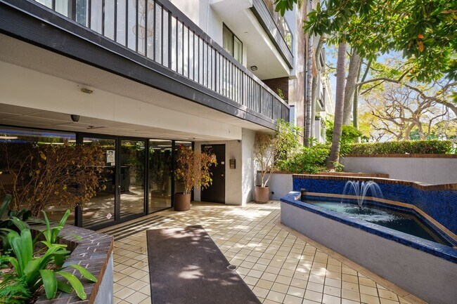 Foto del edificio - 324 N Palm Dr