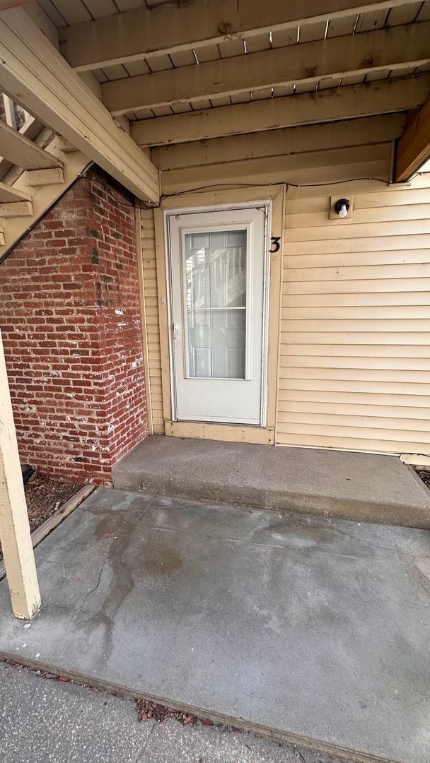 Building Photo - $1195 - 3 room 2 bath - Apartment located ...