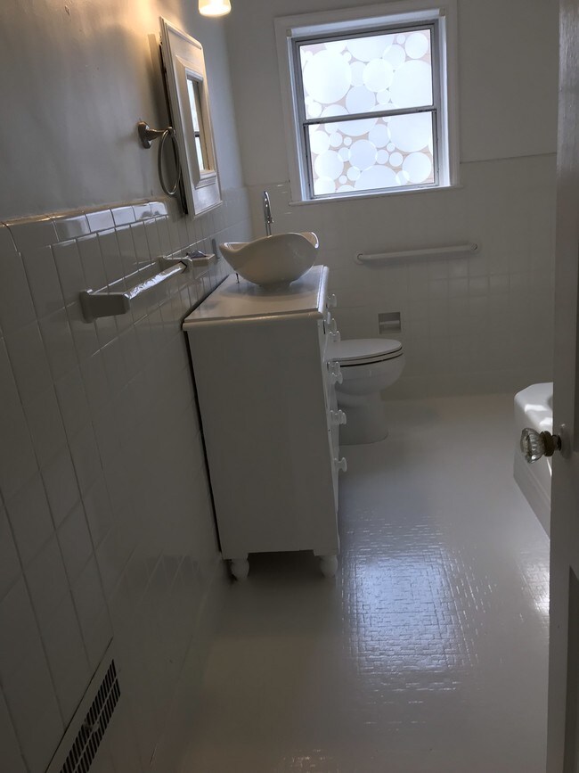 Cuarto de baño con lavabos de diseñador - 891 Amsterdam Ave NE