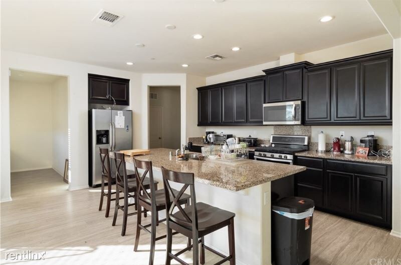 Building Photo - 5 br, 3 bath House - Perris is Gorgeous