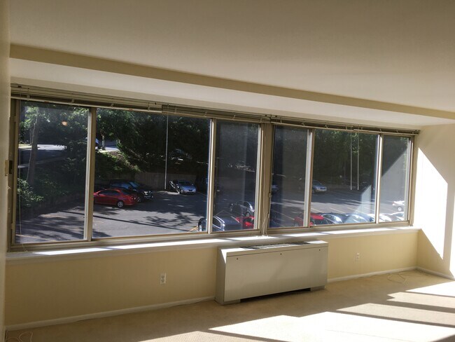 Building Photo - 1210 N Taft St