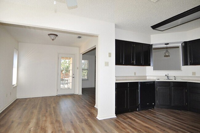 Foto del edificio - COMING SOON/VIEW NOW - Beautiful Euless Home in GCISD – Updated & Move-In Ready!