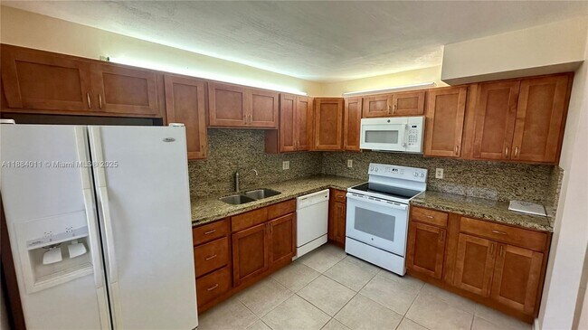 Foto del edificio - 16210 Laurel Dr