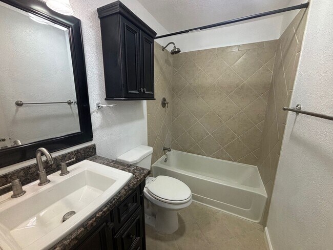 Building Photo - 213-215-215 Greenlawn Blvd