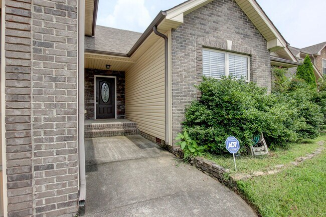 Foto del edificio - Sweet 3 bed 2 bath clost to post and I-24.