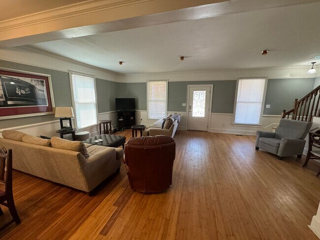 Foto del edificio - Awesome Townhome On Barber St.!
