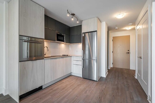 Building Photo - 1-621 Belsize Dr