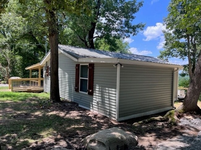 Building Photo - Lake View