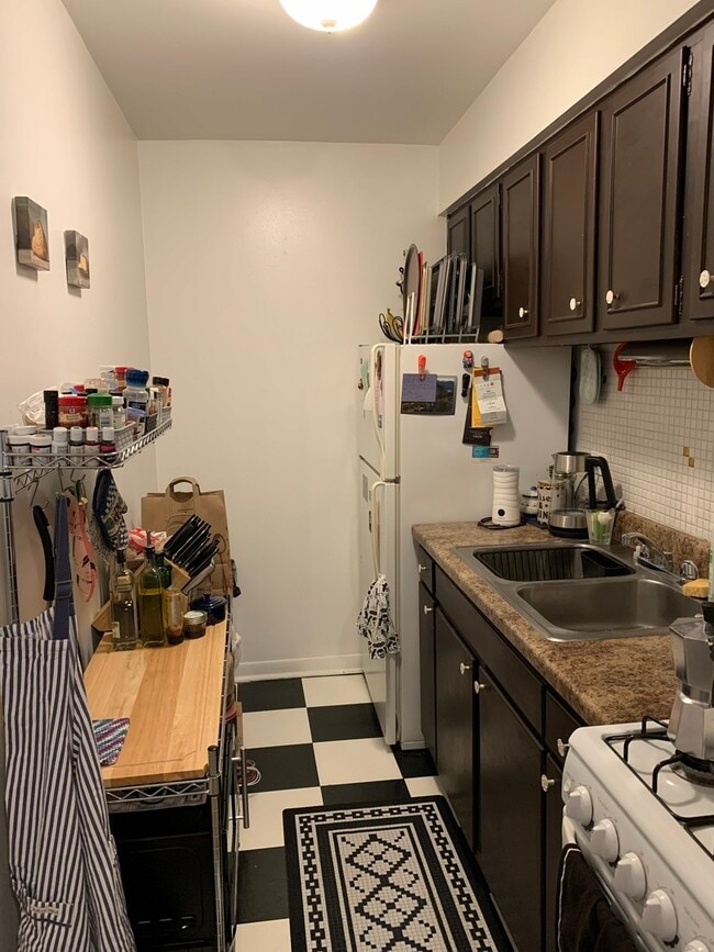 Building Photo - 541 W Oakdale Ave