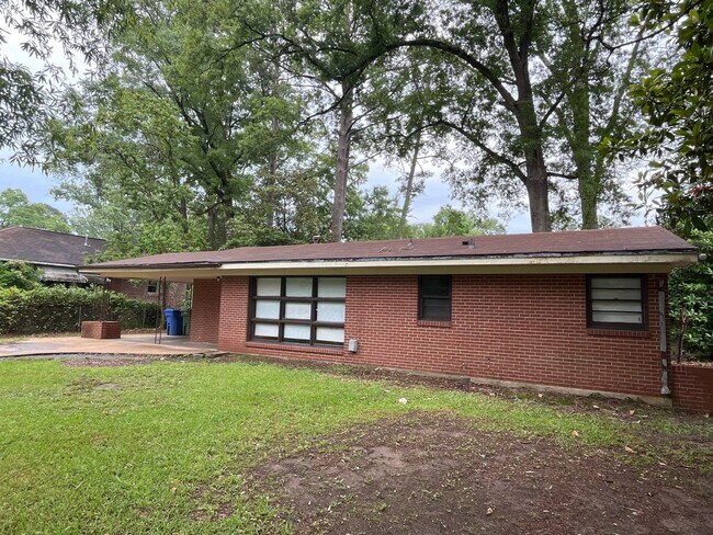 Foto del edificio - **ON HOLD**3 Bedroom / 1 Bathroom Home for...