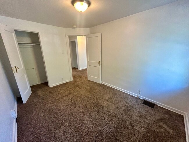 Foto del edificio - SPACIOUS 3 BEDROOM TOWNHOME