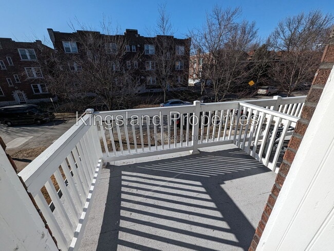 Building Photo - 4943 Lindenwood Ave