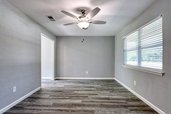 Foto del edificio - 213 Tyler Ave