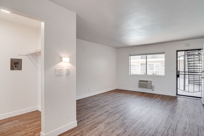 Foto del interior - Winter Gardens | 1 & 2 Bedroom Apartments with Parking and Sparkling Pool!