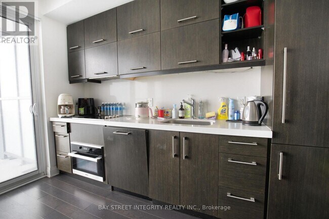 Building Photo - 1080 Bay St.