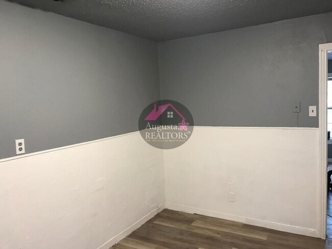 Building Photo - Affordable 2 Bedroom Home!