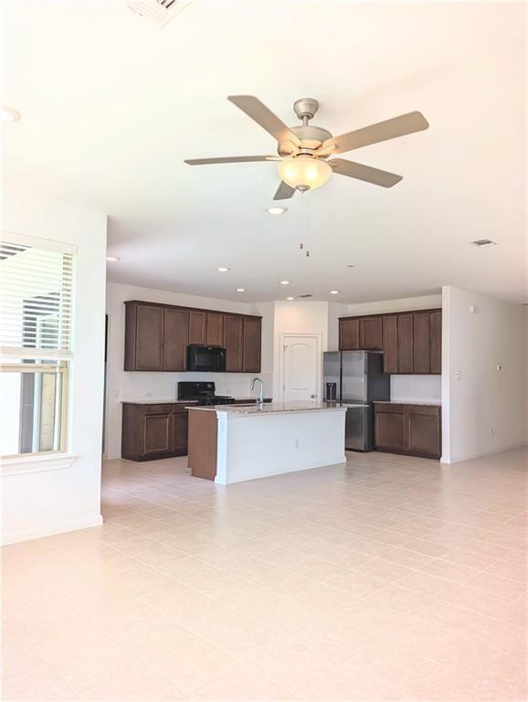 Foto del edificio - 221 Sand Lily Ln