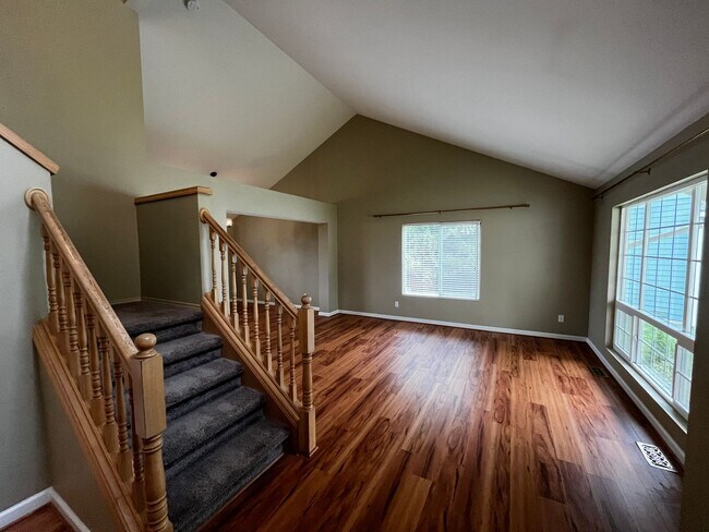 Foto del edificio - Beautiful Home with an Incredible View of the Olympic Mountains!