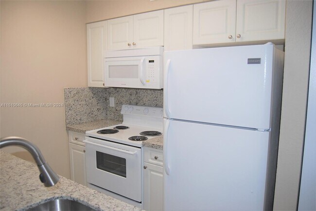 Building Photo - 2803 N Oakland Forest Dr