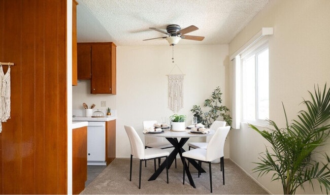 Building Photo - Casa De Windsor - North Clairemont