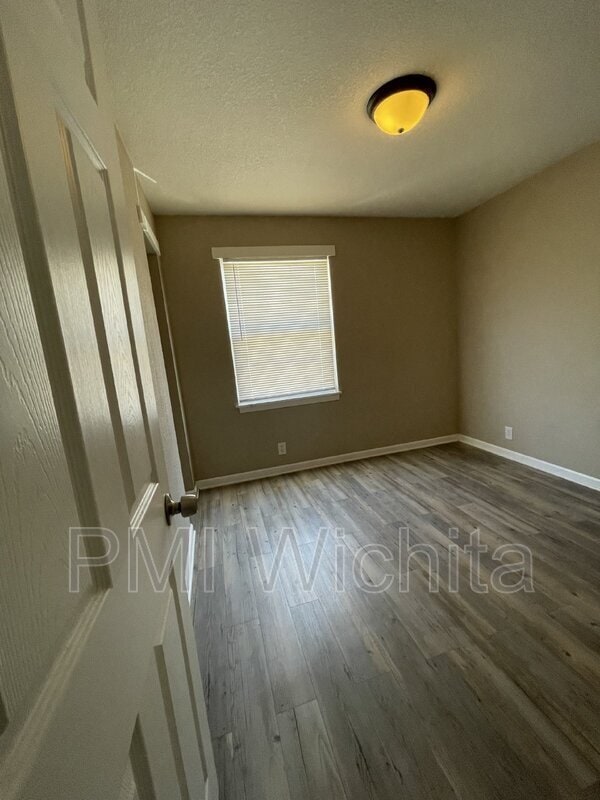 Building Photo - 2545 N Park Pl