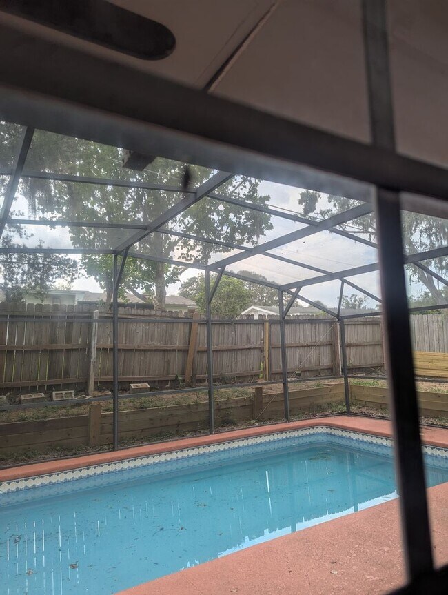 Building Photo - Great family home with swimming pool and g...