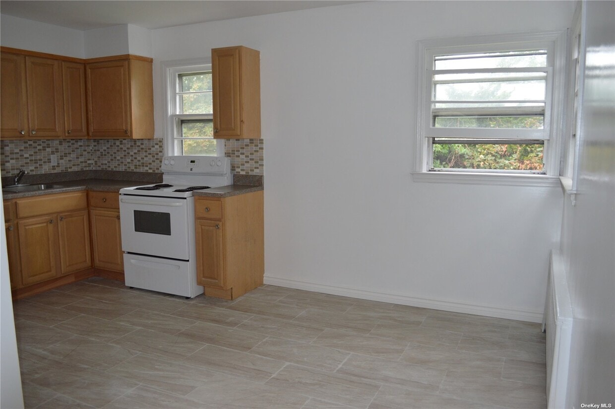 30 Iroquois Pl Unit 2nd Fl, Farmingdale, NY 11735 Room for Rent in