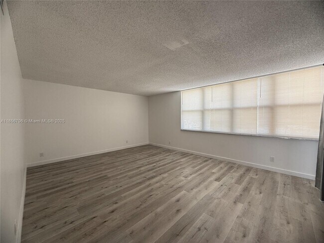 Foto del edificio - 20200 W Country Club Dr