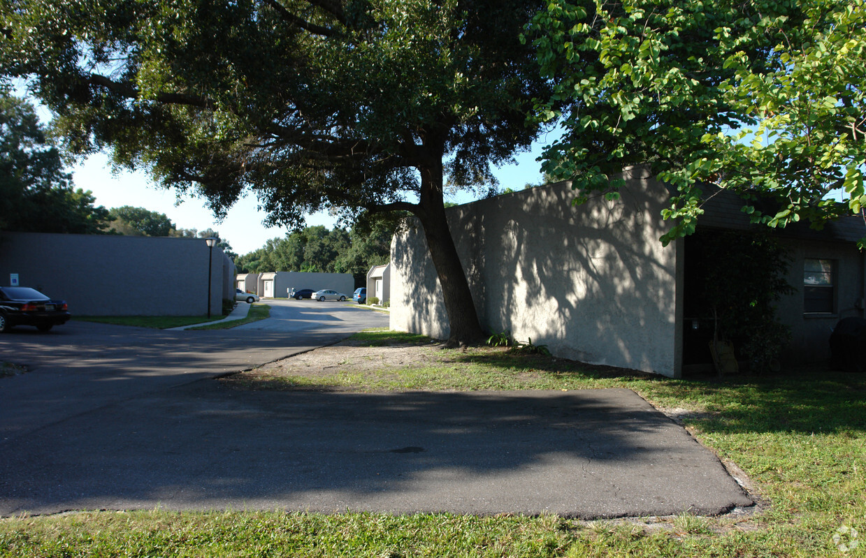 Building Photo - Pine Villa Apartments