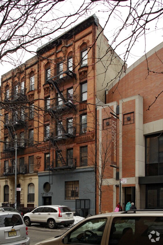Primary Photo - 226 E 6th St