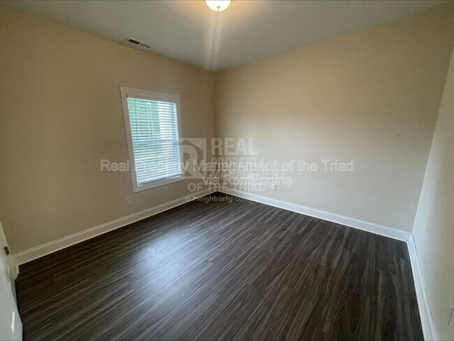 Foto del edificio - 206 Hassellwood Dr