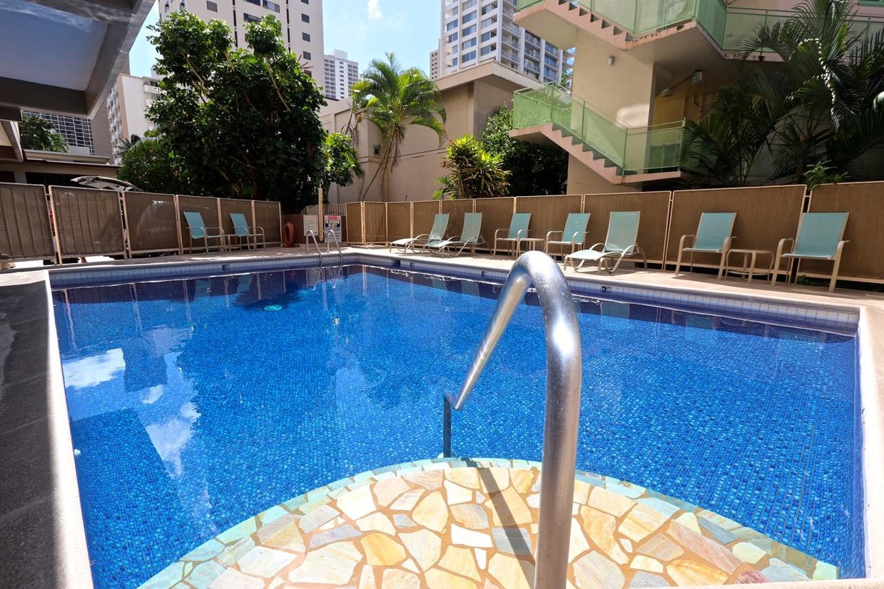 Condo pool - 225 Ka?iulani Ave