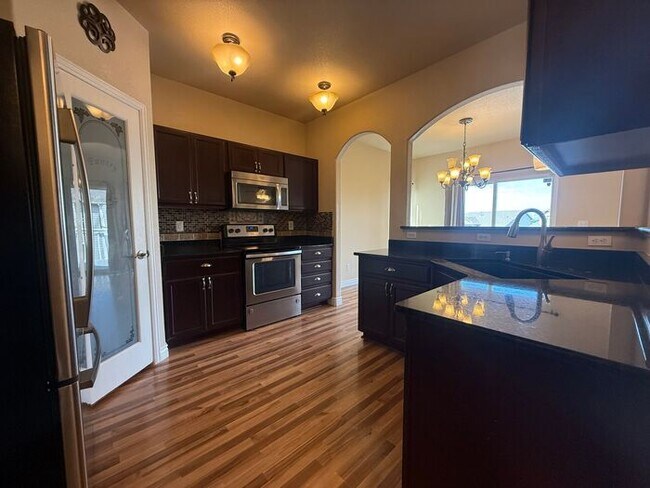 Foto del edificio - 5-bedroom home with expansive mountain views!