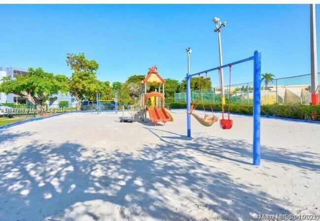 Building Photo - 9365 Fontainebleau Blvd