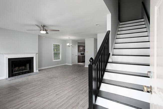 Building Photo - Available early August! Move-In Ready, FUL...