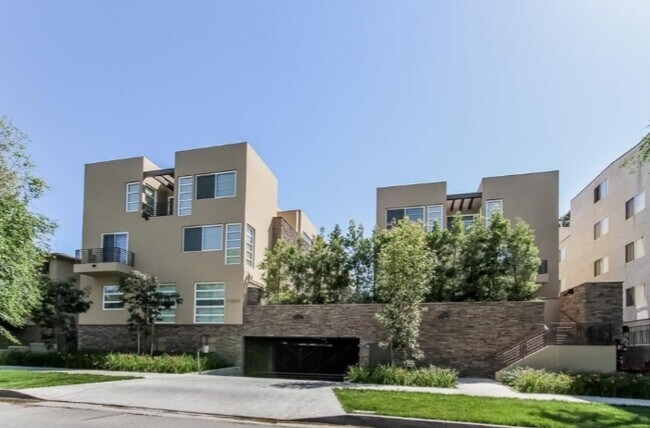 Building Photo - 14424 Dickens St