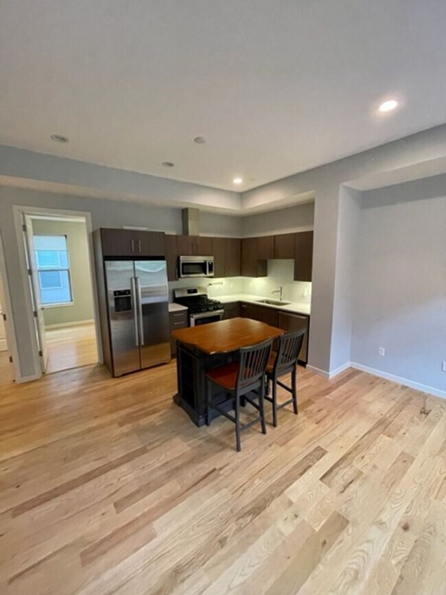 Building Photo - Contemporary Townhome Near Downtown