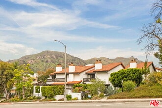 Building Photo - 1559 Palisades Dr