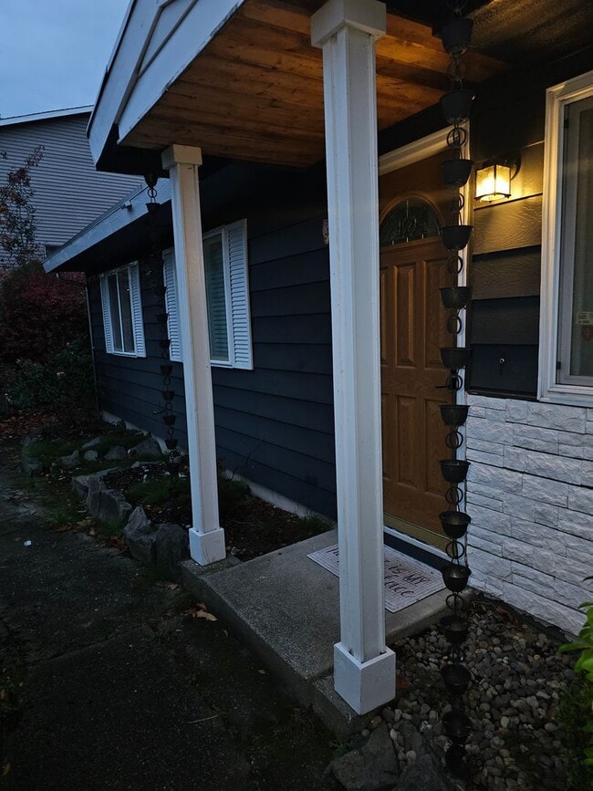 Building Photo - Des Moines rambler home w/2 car garage - 4...