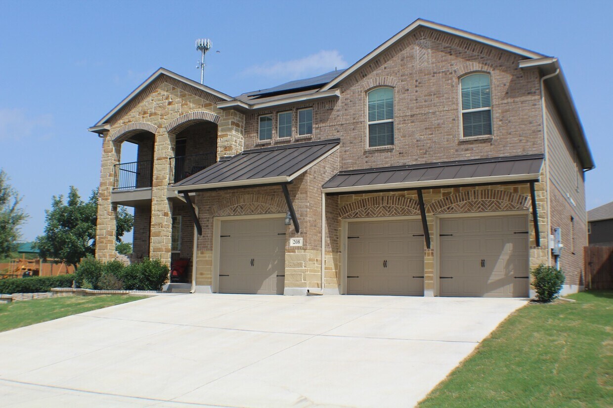 Primary Photo - Beautiful spacious rental with fabulous up...